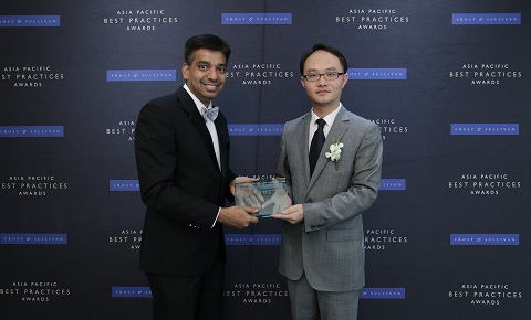 (Right) Yan Xuguang, Director of Integrated Solution, Huawei Singapore receives Telecom Equipment Vendor of the Year award from Ajay Sunder, Vice President, Digital Transformation, Frost & Sullivan.