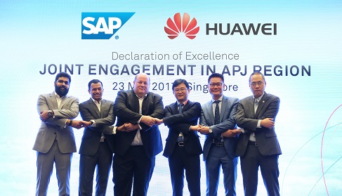 Senior executives from SAP, (from left to right) Henry Victor, Rohit Nagarajan, Steve Van Wyk, and Senior Executives from Huawei, Lei Hui, Lim Chee Siong, Shawn Jiang, sealing the partnership at the signing ceremony