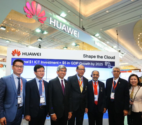 Lim Chee Siong - CSMO of Huawei Southern Pacific, Lei Hui – CEO of Huawei Singapore, Dr. Yaacob Ibrahim – Minister of Communications and Information, at the Huawei eco-Connect with attending Ministers from Brunei and Myanmar 