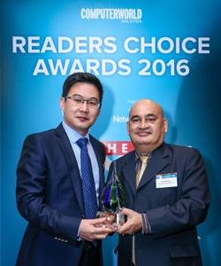 Jimmy Jin, Director of Malaysia IT & Data Center Solution Sales receives award from Avanti Kumar, Computerworld Malaysia editor